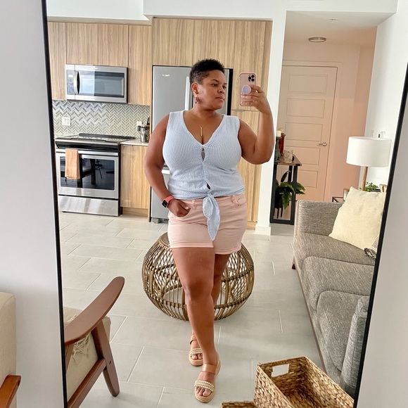 Chasity: avid reader. Adventurer. & impulse buyer 😝 - Picture 5 of 12